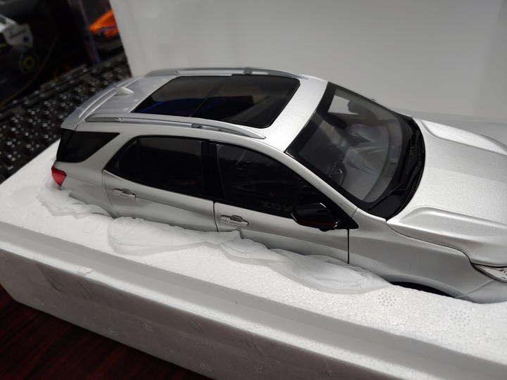 [開箱]1/18 CHEVROLET EQUINOX