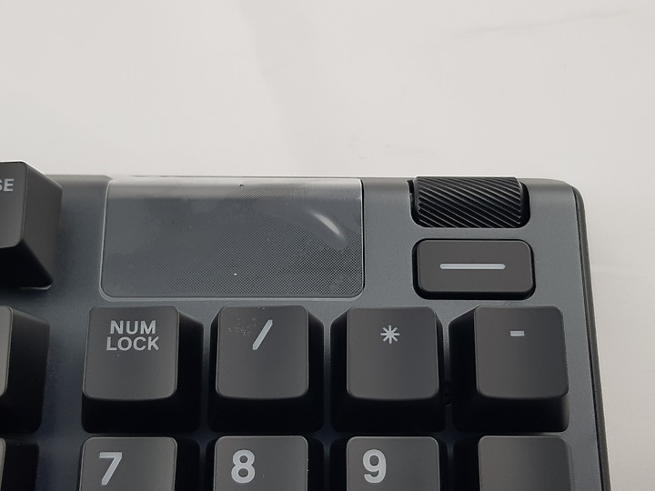 「小亞開箱」Steelseries APEX 5 混和青軸，OLED秀出圖特風格