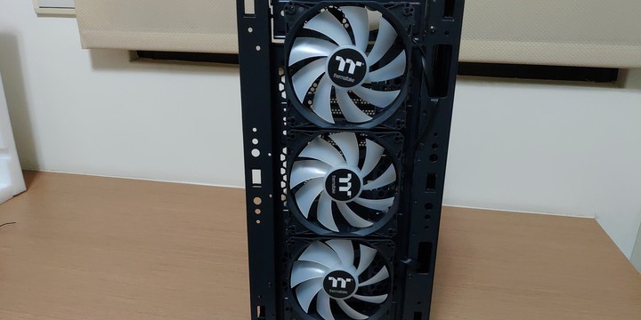 炫砲機殼不專業開箱-Thermaltake V250 TG ARGB