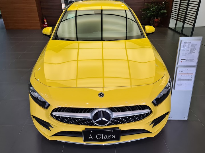 點我看大圖 黃袍加身!賓士稀有色「陽光黃」AMG Line套件的A180運動版!