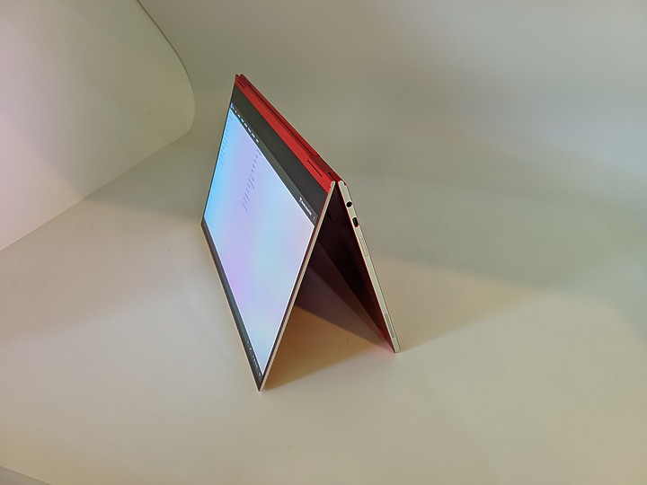 [開箱]三星Galaxy ChromeBook精美紅色機