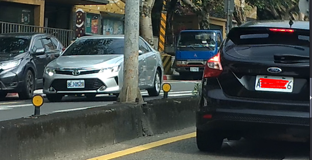 北市交警連取締個停上人行道且遮蓋前後車牌都放水