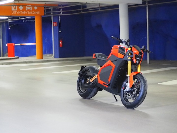 充飽電一次可騎 300 公里！芬蘭品牌電動機車售價能買一輛國產車