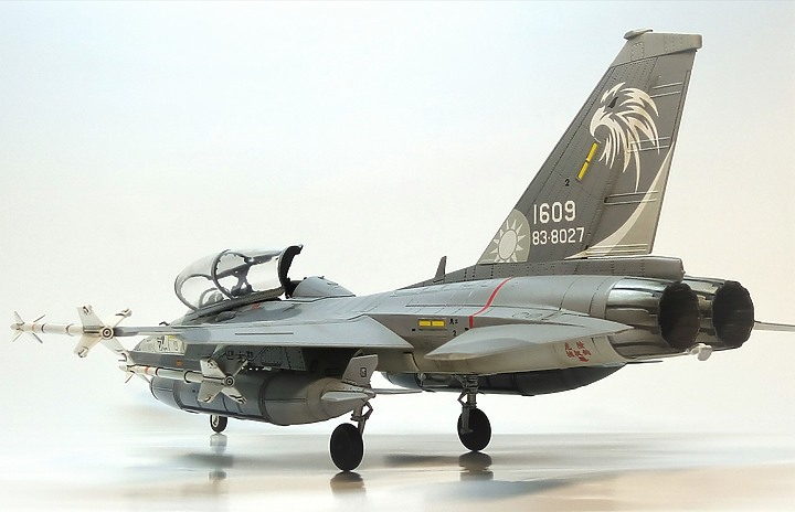 點我看大圖 FREEDOM 1/48 F-CK-1D 經國號戰機