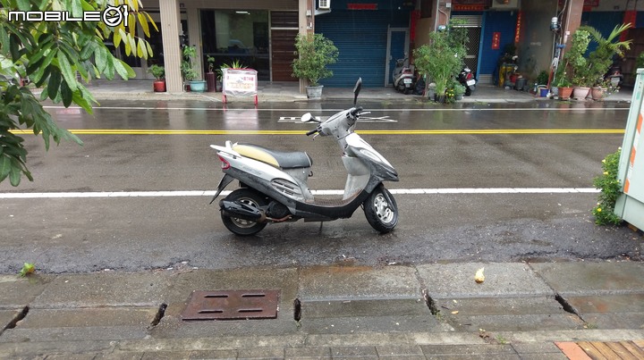 最近針對有關居家週遭常見的機車路覇式佔路邊停車空間問題，提出了公共政策提案