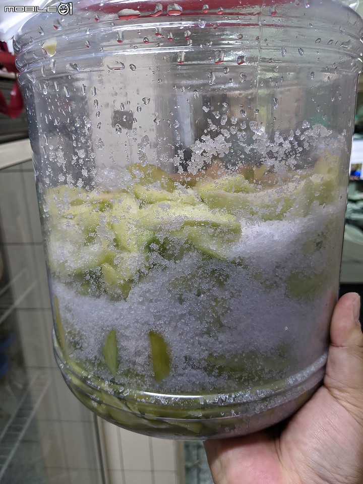 春末夏初就是青芒果的季節,動手來做芒果青吧~~