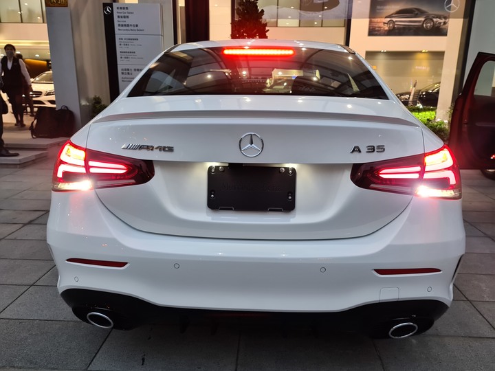 點我看大圖 黃袍加身!賓士稀有色「陽光黃」AMG Line套件的A180運動版!