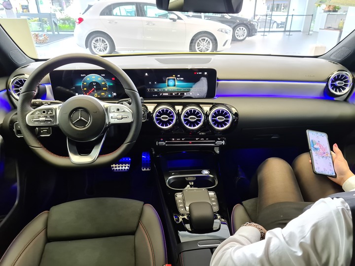 點我看大圖 黃袍加身!賓士稀有色「陽光黃」AMG Line套件的A180運動版!