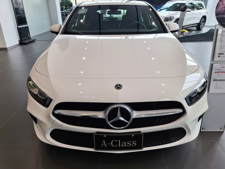 點我看大圖 黃袍加身!賓士稀有色「陽光黃」AMG Line套件的A180運動版!