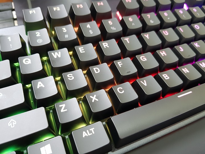 「小亞開箱」Steelseries APEX 5 混和青軸，OLED秀出圖特風格