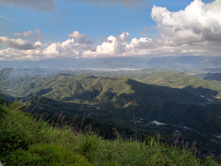 開四驅車就是要上山玩泥巴啊!