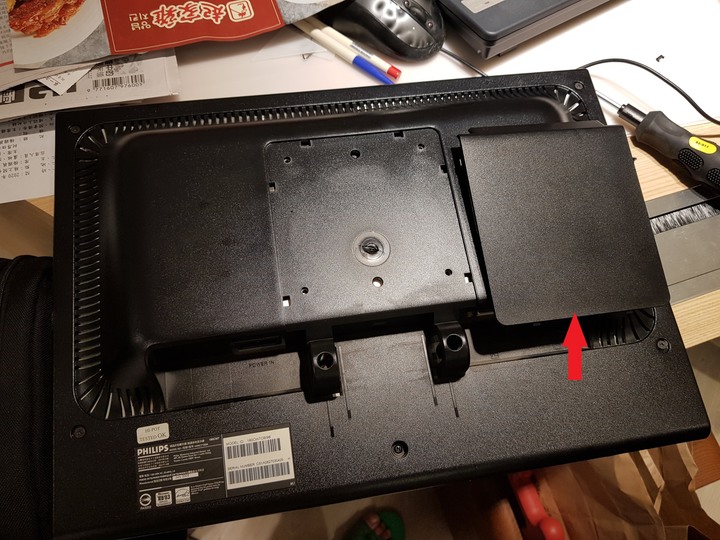 Philips 190CW7CB/96 也支援VESA鎖孔(100x100)