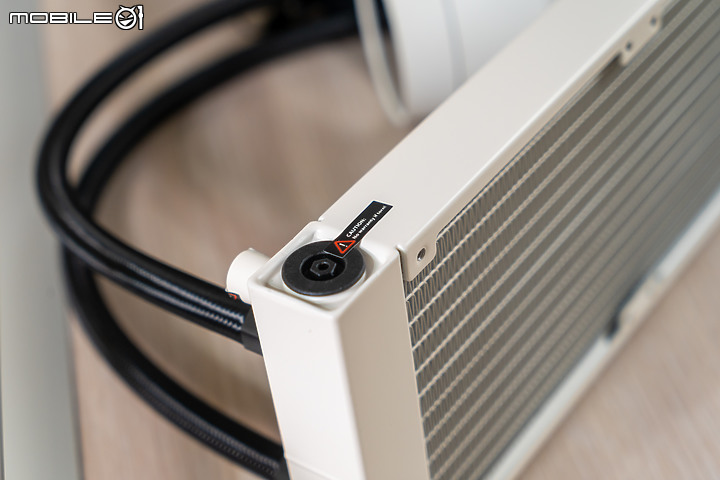 點我看大圖 阻斷夏日炎熱的白色沁涼 DeepCool Gamer Storm Castle 240EX White