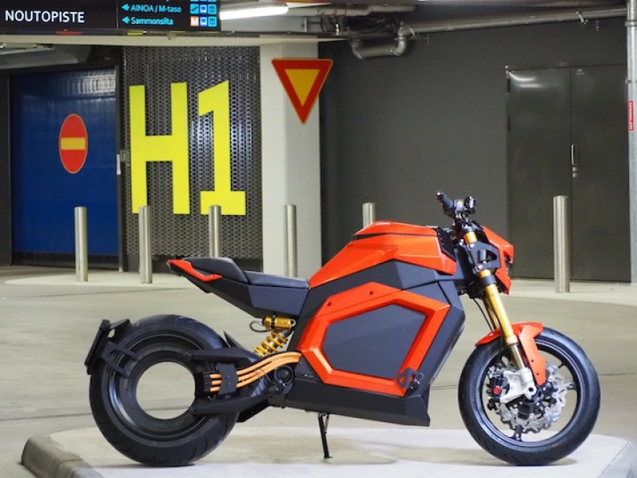 充飽電一次可騎 300 公里！芬蘭品牌電動機車售價能買一輛國產車
