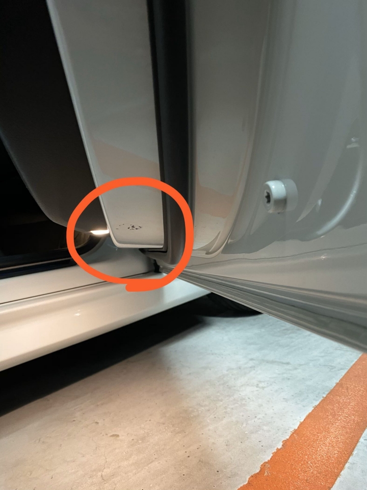 BMW 3系 車門縫漆面發現金屬圓點