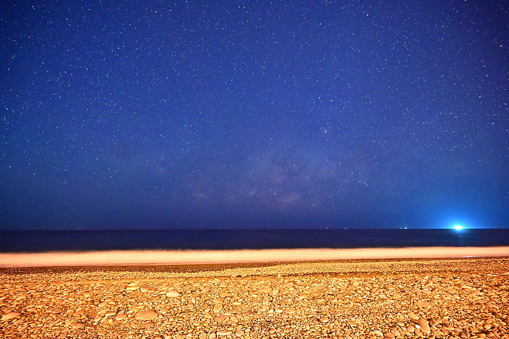 2020年5月14日晚上9:28在金崙大橋前海邊紀錄銀河季開始了，每天將提早約4分鐘出現。