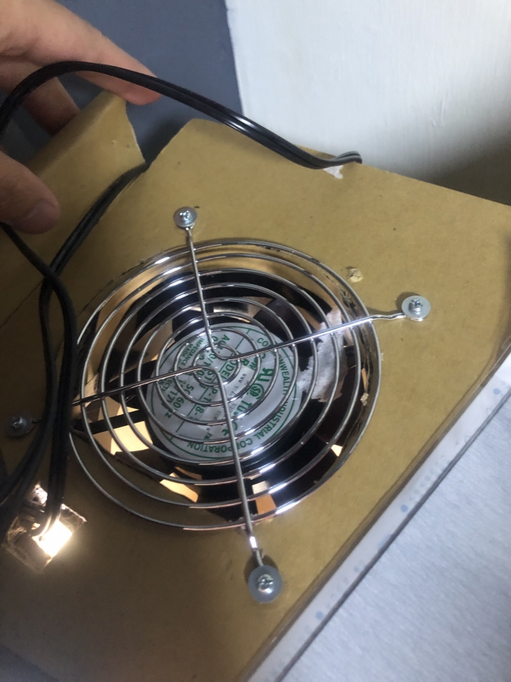自己的工作區自己做(噴漆箱兼工作檯)