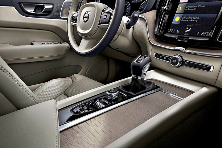 《Lexus NX》 meets 《Volvo XC60》 僅差4.2萬元！該選日式奢華還是瑞典坦克？