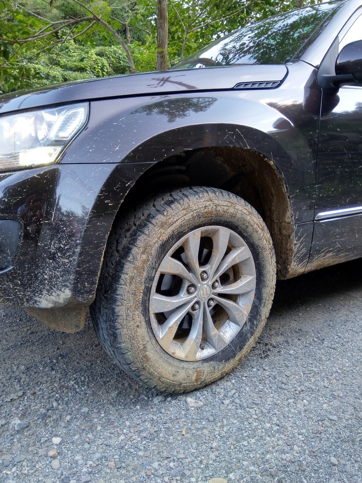 開四驅車就是要上山玩泥巴啊!
