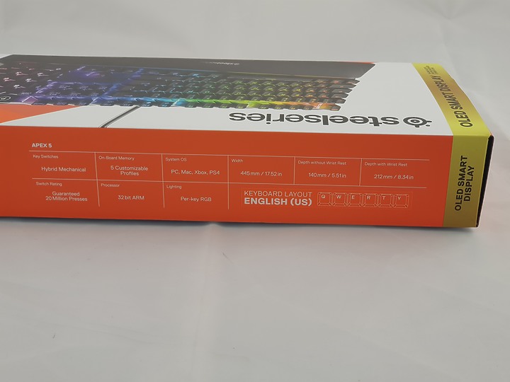 「小亞開箱」Steelseries APEX 5 混和青軸，OLED秀出圖特風格