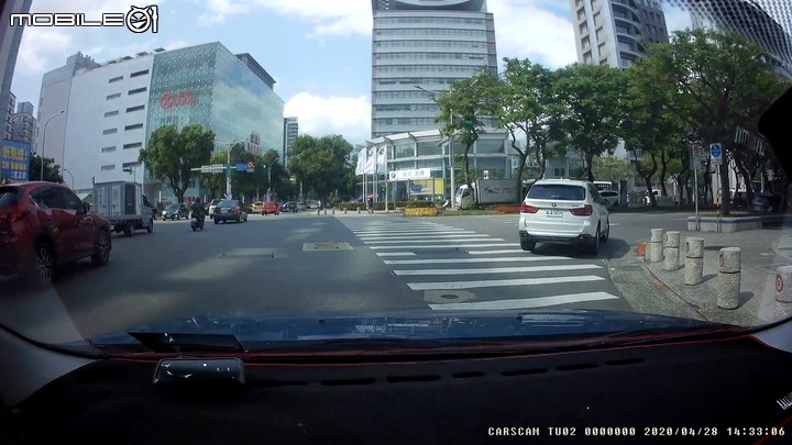 警察說看不清車號，請問有偉大的網友看得清楚車號是多少嗎