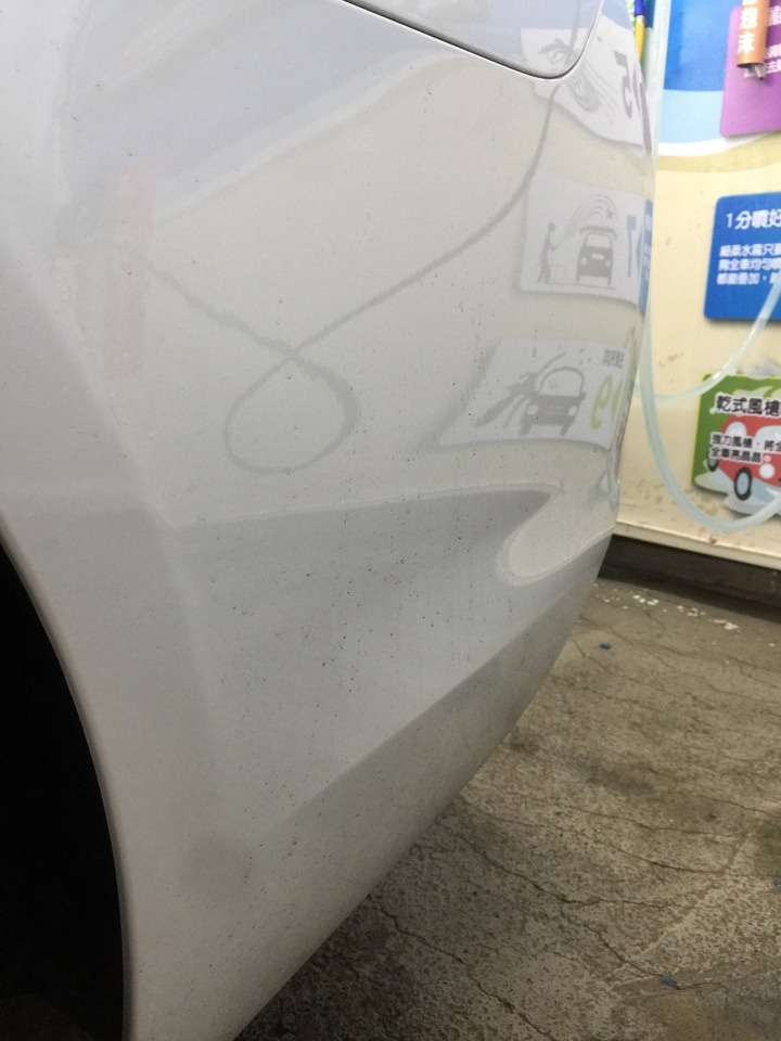 ［BMW 7系列］鍍膜分享 5年的白車鍍完還是一樣亮11