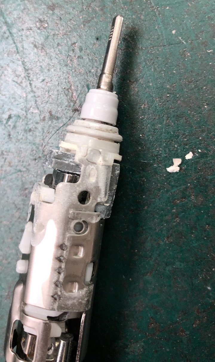 [更新] 飛利浦電動牙刷 HX6930 半年就壞了 (看起來還有2格電，電池沒壞)