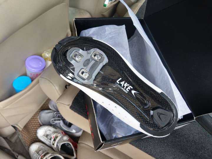 （安全帽，卡鞋，坐墊）人身部品不專業開箱......