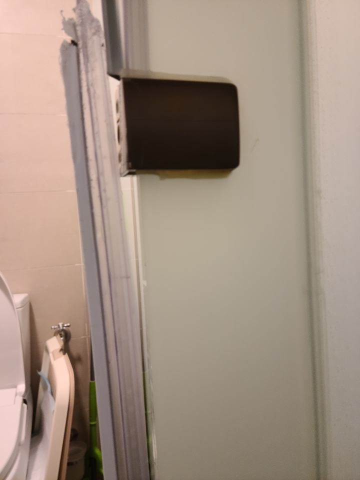 廁所門旁邊膠條壞掉脫落