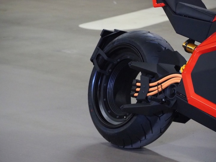 充飽電一次可騎 300 公里！芬蘭品牌電動機車售價能買一輛國產車