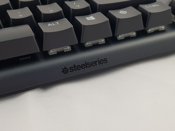 「小亞開箱」Steelseries APEX 5 混和青軸，OLED秀出圖特風格