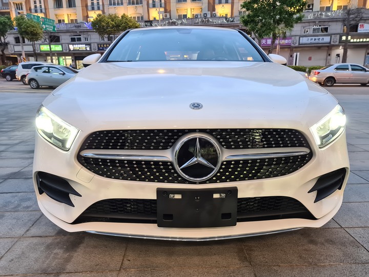 點我看大圖 黃袍加身!賓士稀有色「陽光黃」AMG Line套件的A180運動版!