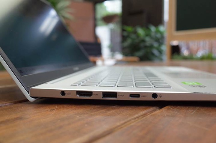 ASUS VivoBook S533 15.6吋 幻彩白,白色控必敗款開箱分享!
