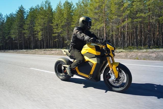 充飽電一次可騎 300 公里!芬蘭品牌電動機車售價能買一輛國產車