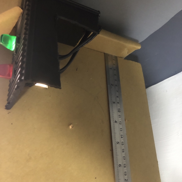 自己的工作區自己做(噴漆箱兼工作檯)