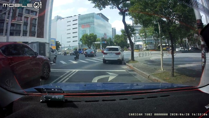 警察說看不清車號，請問有偉大的網友看得清楚車號是多少嗎
