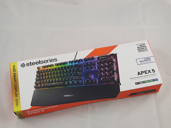 「小亞開箱」Steelseries APEX 5 混和青軸，OLED秀出圖特風格