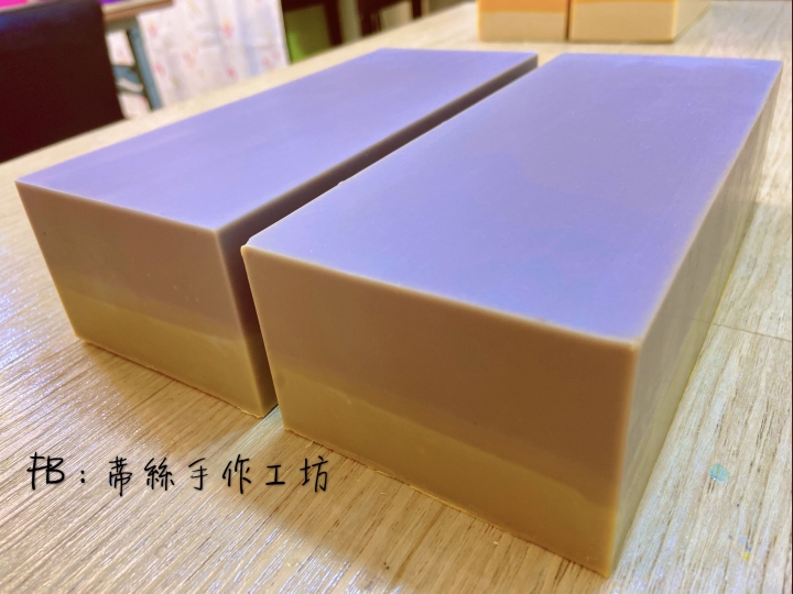 2n手工皂就是2款皂款的結合，也就是2款皂款配方互相互補，以達到更有效的清潔作用～