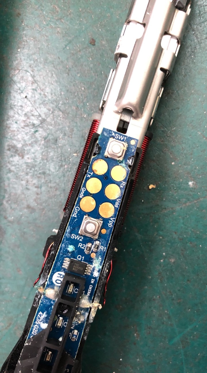 [更新] 飛利浦電動牙刷 HX6930 半年就壞了 (看起來還有2格電，電池沒壞)