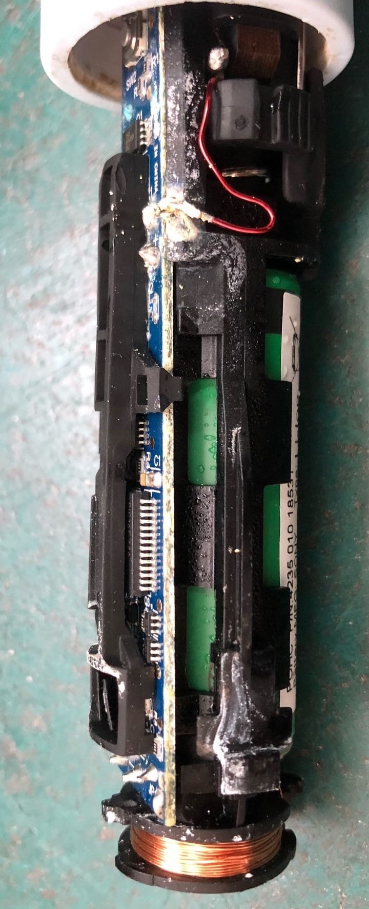 [更新] 飛利浦電動牙刷 HX6930 半年就壞了 (看起來還有2格電，電池沒壞)