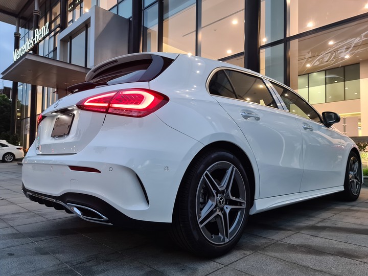點我看大圖 黃袍加身!賓士稀有色「陽光黃」AMG Line套件的A180運動版!