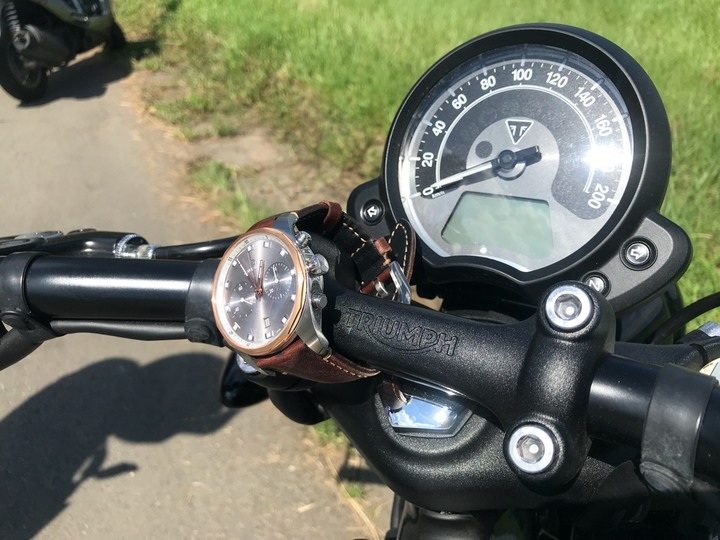 經典時尚搭配Favre-Leuba Sky Chief Chronograph