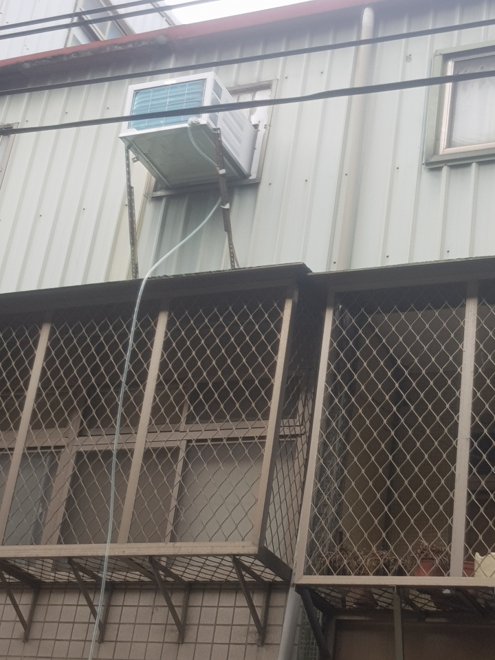 看到XX福冷氣安裝廣告，想起去年又差又爛的安裝人員…