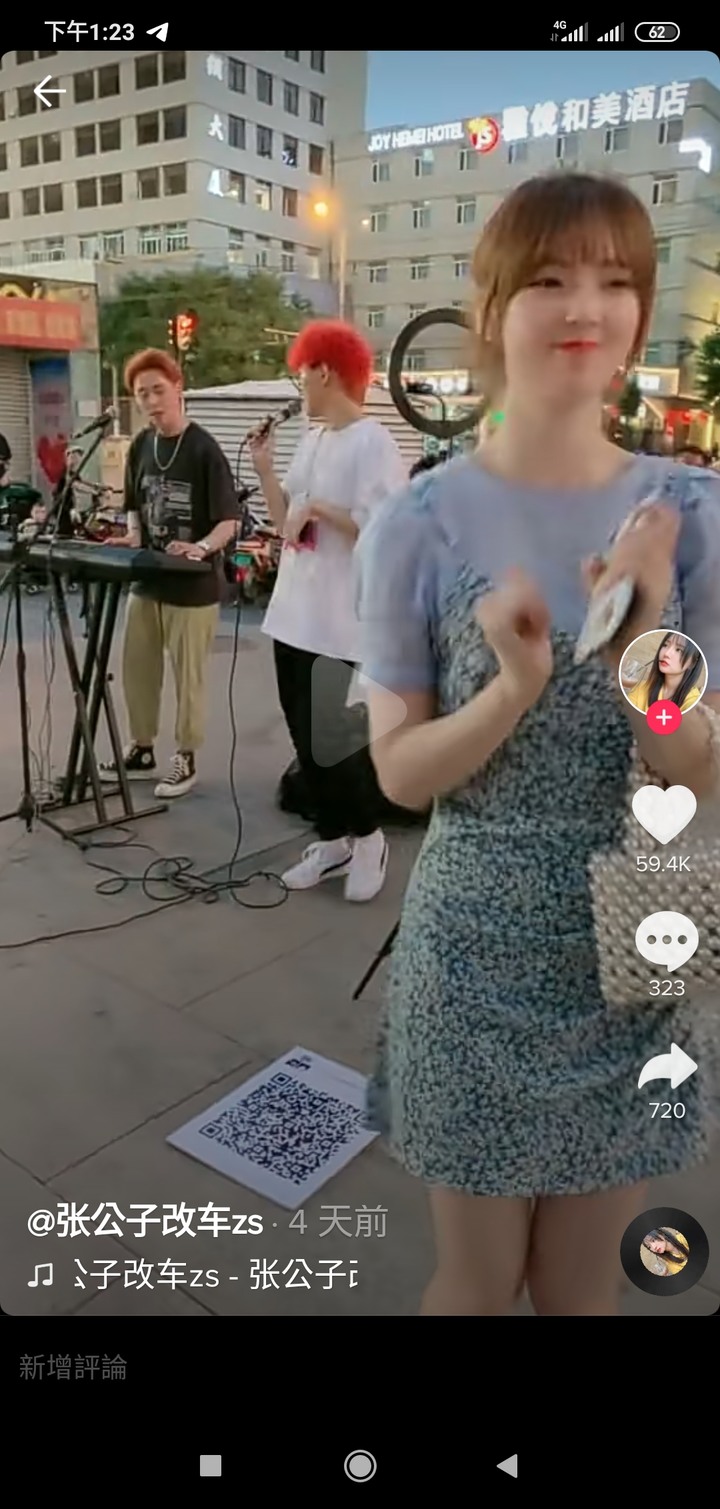 她是誰？？好像是一個車模