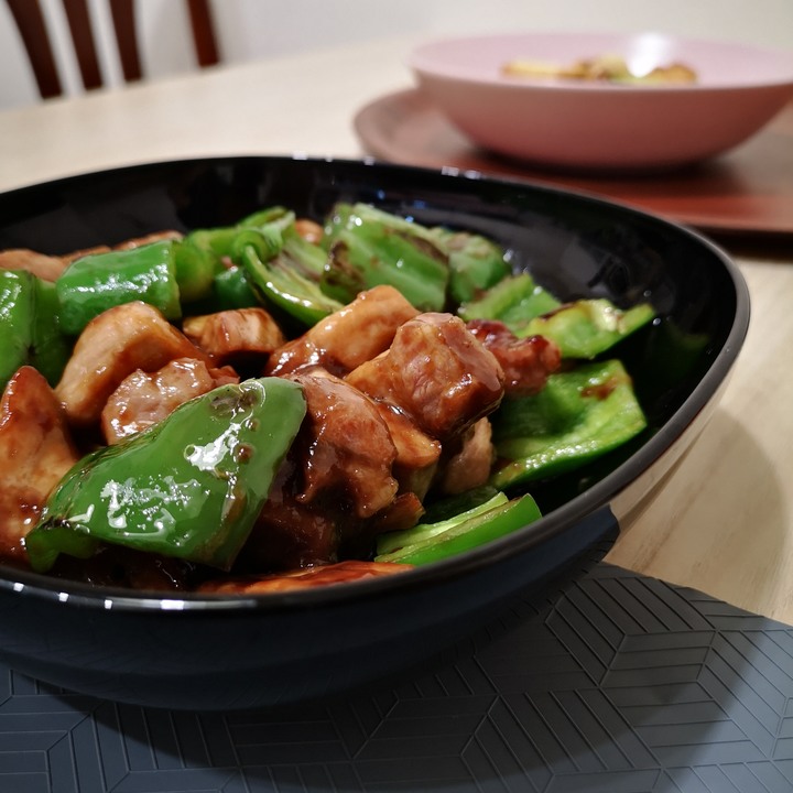 【零失敗】薑汁蛋豆腐、炙燒青椒豬、冰鎮辣雞翅、暗黑牛排，用四款金蘭特色醬油做創意料理~~