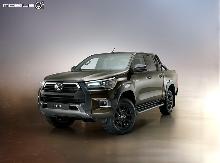 【海外新訊】Toyota 小改款 Hilux 初亮相,外觀、動力、底盤全面精進!