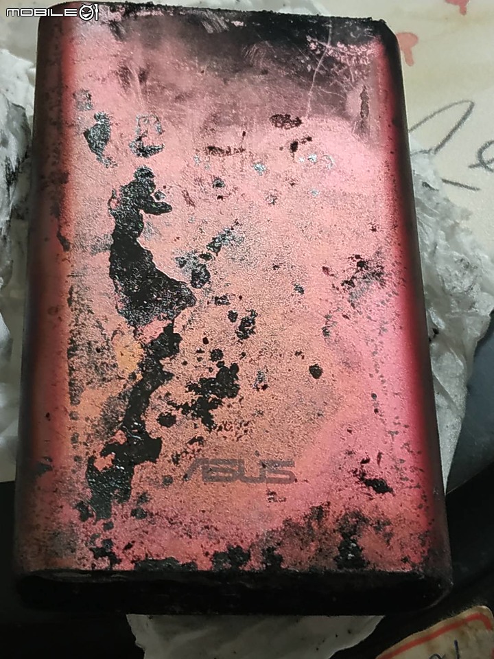 ASUS 行動電源突然自燃......大家使用行動電源真的要小心!