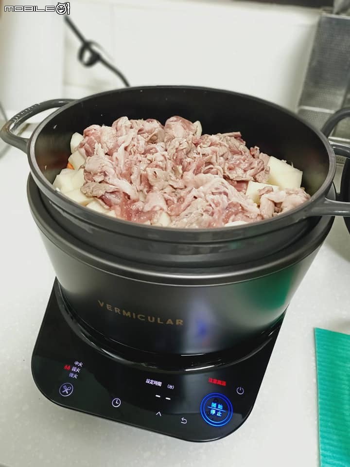 無水料理做法初嘗試－兒子肯吃紅蘿蔔的馬鈴薯燉肉