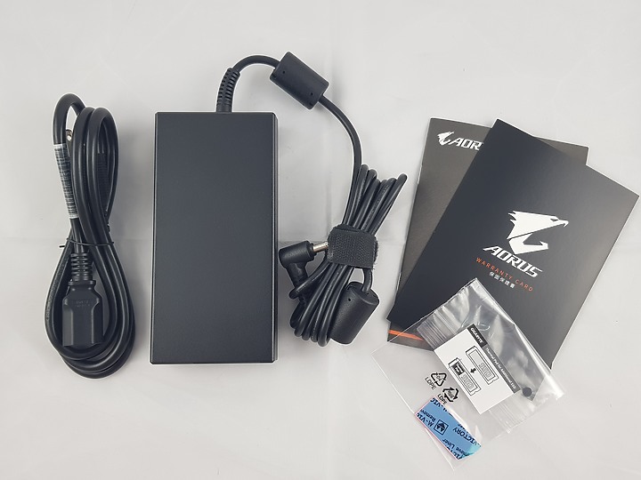 【小宅開箱】【評測】技嘉 GIGABYTE AORUS 17G XB 又是一台可怕的怪獸