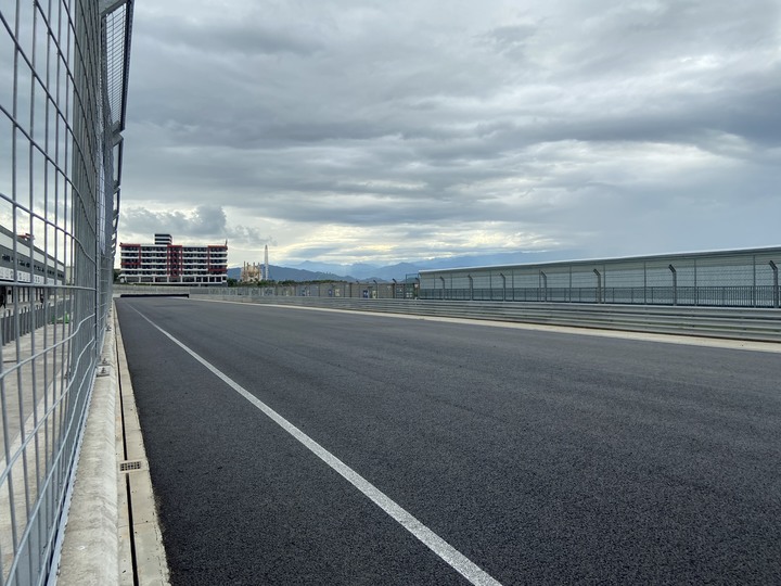 麗寶賽道日之下雨天我就慢